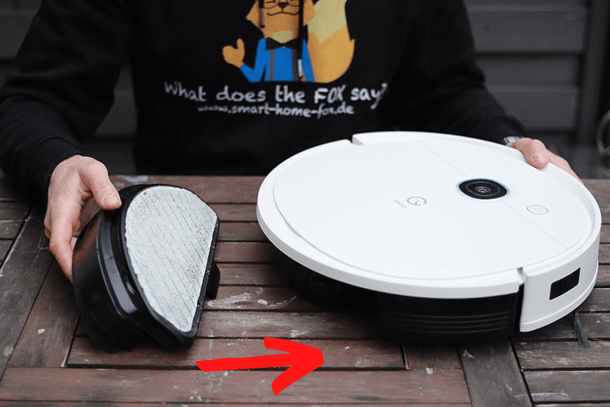 Yeedi Vac 2 Pro samt angebrachten Wassertank ist von der Seite zu sehen